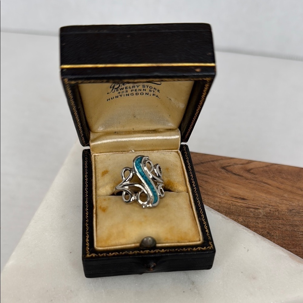 Vintage Intricate Silver Ring with Teal Accent lot D13